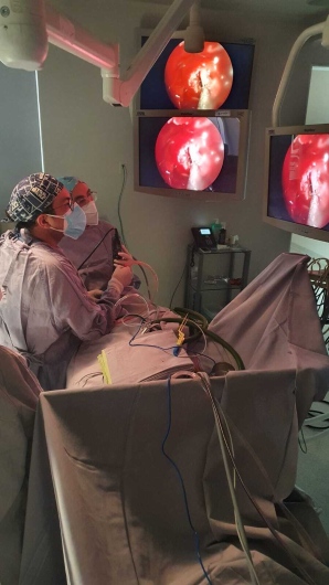 Dr. Mallyolo Pelayo analizando angiografía de malformación arteriovenosa cerebral