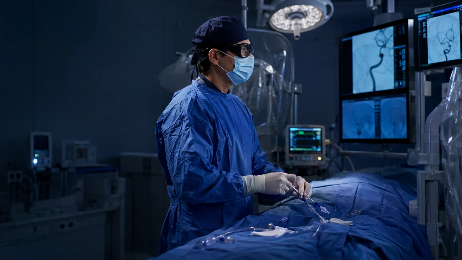 Dr. Mallyolo Pelayo realiza un procedimiento endovascular guiado por angiografía en Puebla